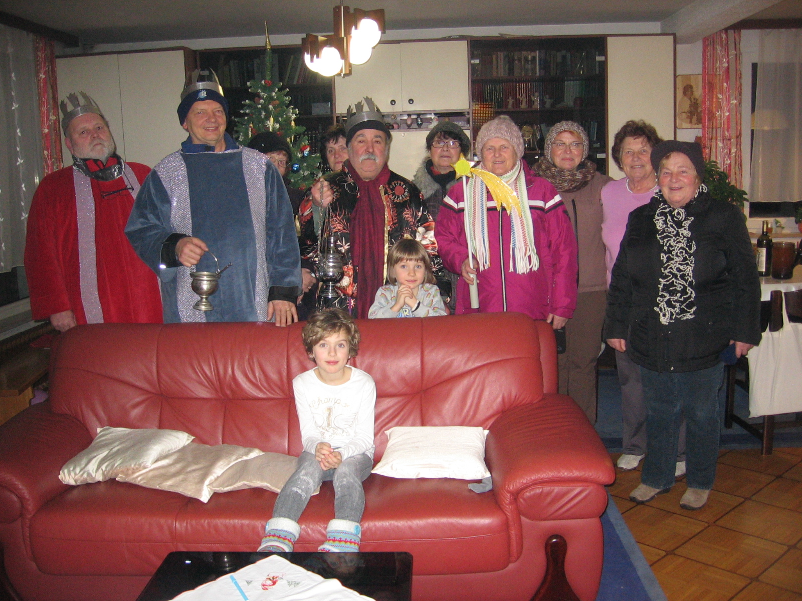 TRIJE KRALJI s pevskim zborom župnije Dravograd obiskali družine v fari