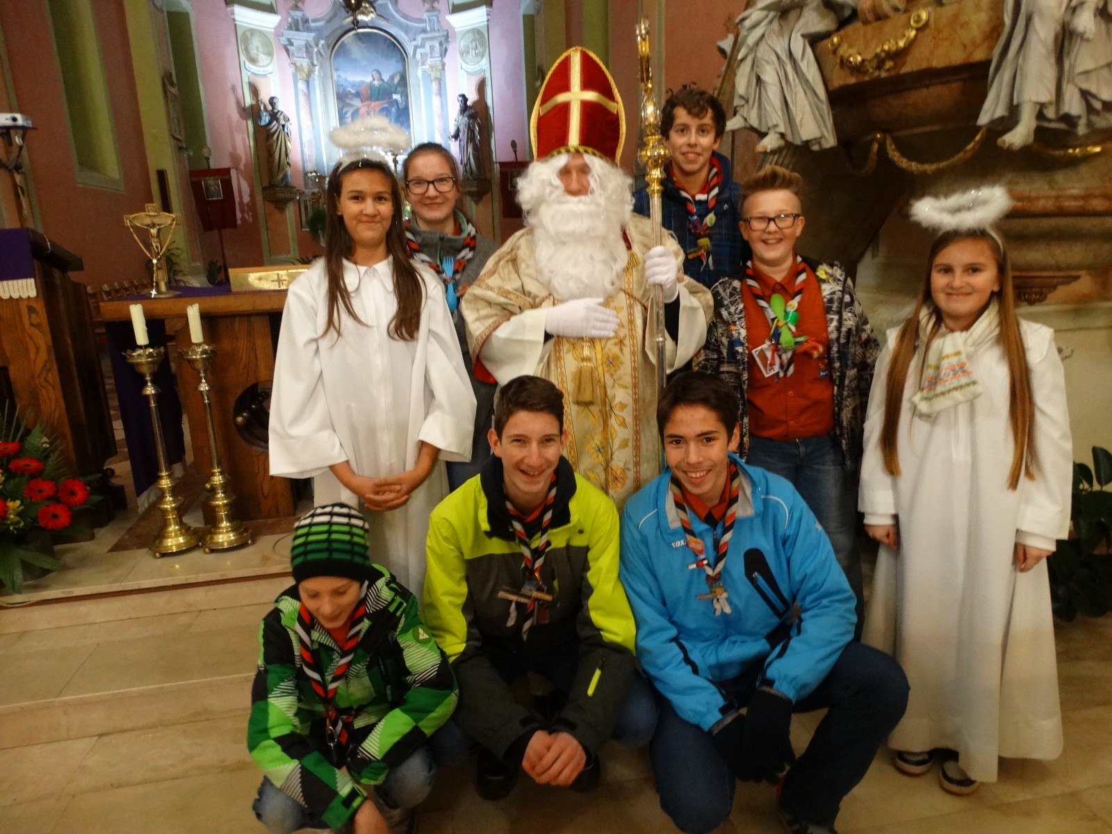 Miklavž obiskal otroke v Dravograjski cerkvi