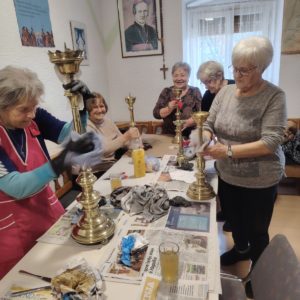 O čiščenju svečnikov v naši župniji pred Božičem v Dravogradu