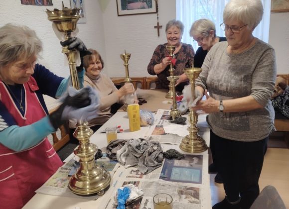 O čiščenju svečnikov v naši župniji pred Božičem v Dravogradu