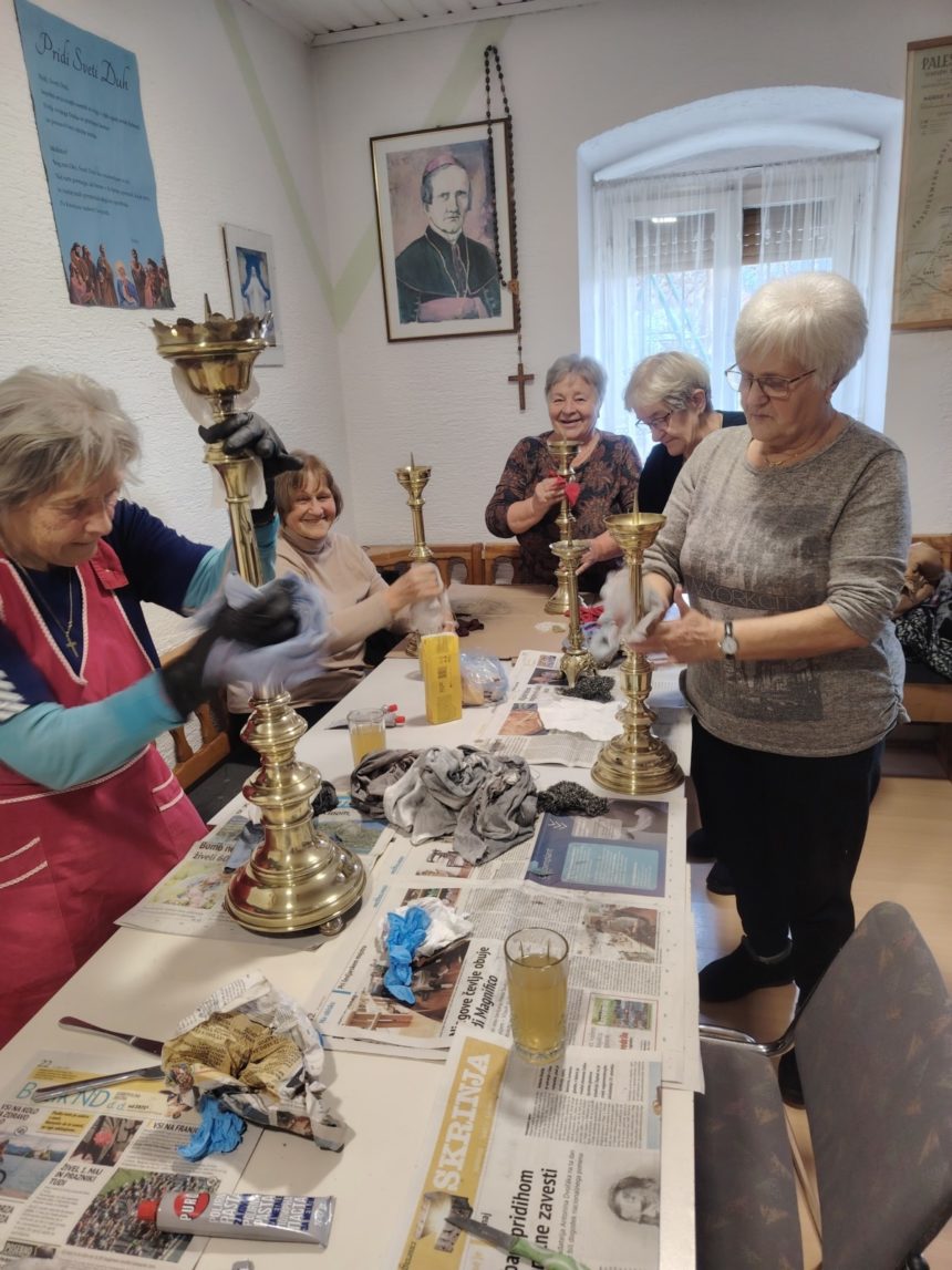 O čiščenju svečnikov v naši župniji pred Božičem v Dravogradu