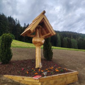 Blagoslov obnovljenega križa pri domačiji Srebnik na Ojstrici