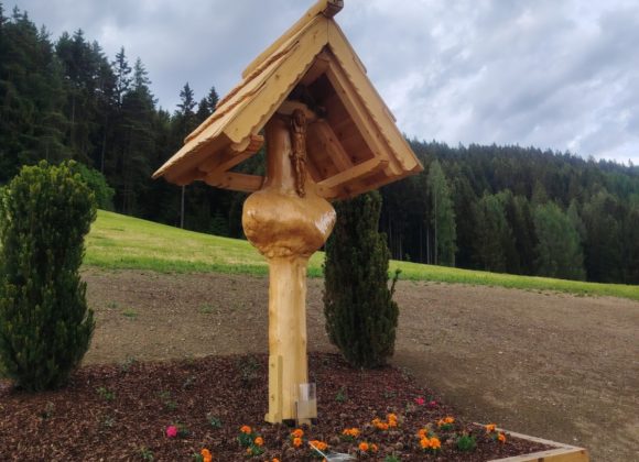 Blagoslov obnovljenega križa pri domačiji Srebnik na Ojstrici Blagoslov obnovljenega križa pri domačiji Srebnik na Ojstrici
