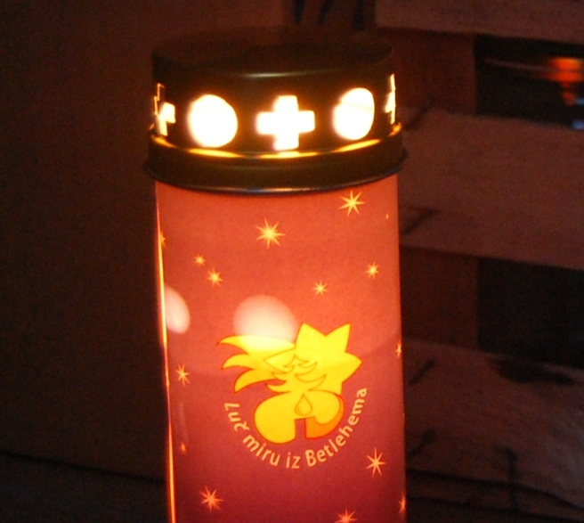 Luč miru iz Betlehema razsvetlila domove na Koroškem
